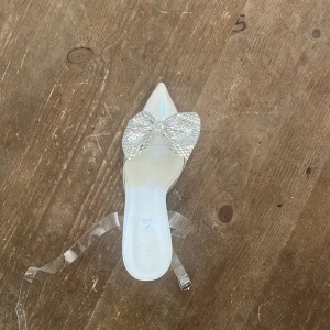 Klackskor - Säljer nu mina klackskor som jag köpt utomlands för 300kr och använt en gång på min bal❤️