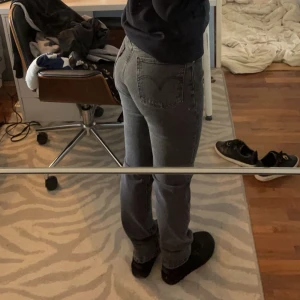 Levis 501  - Mörkgråa Levis Jeans 501 Storlek 25/30  Köpta för 1299kr på carlings  Mitt pris 500kr   Använda men i bra skick, jätte fin passform 