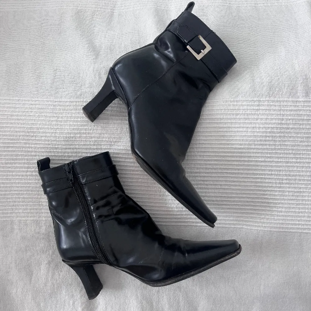 Snygga boots perfekt nu när det börjar bli lite varmare!💕 från Rizzo. Skor.
