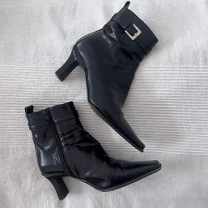 Snygga boots perfekt nu när det börjar bli lite varmare!💕 från Rizzo