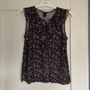 Vårtopp <3 - Så gullig blus från Lindex❣️perfekt till våren🫶🏻 fint skick! Storlek m, men passar nog bättre s/xs🌺köparen står för frakt💌