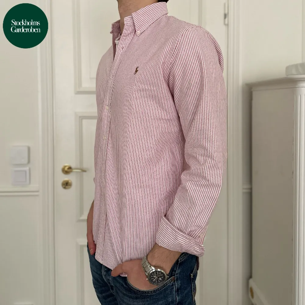 Skjorta från Polo Ralph Lauren | Storlek: M - Skicket på skjortan är väldigt bra utan defekter - Vårat pris: 549kr - Nypris: 1,499kr - Modellen är 187cm och väger 79kg. . Skjortor.
