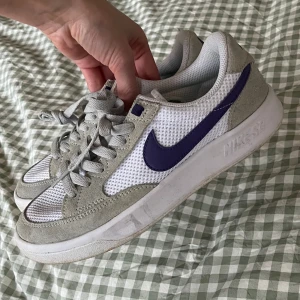 Nike SB skor  - Använda men mycket gott skick, lila detaljer om det inte framgick tydligt på bilderna, sjukt snygga men använder inte längre tyvärr. 