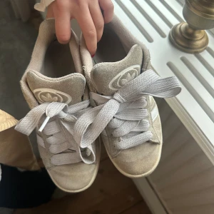 Adidas campus 00 - Säljer mina adidas campus då de inte kommer till användning längre. Lite smutsiga med de går att tvätta🥰finns även beiga snören till💫