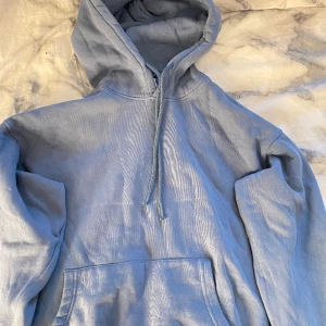 Blå vailent hoodie - Nästan helt ny inte använt mycke alls den large och jätte mysig köpte den för 599