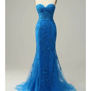 Balklänning - Sjukt fin klänning köpt på plick, säljer då den tyvärr var för liten. Sitter jättefint och har ett litet släp. Den är oanvänd och i bra skick! Skriv för frågor💓