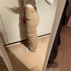 Cargobyxor - Supersnygga näst intill oanvända Cargo byxor från pull&bear. Sitter som en smäck. Längden passar perfekt på mig (163) Nypris 359 🌸