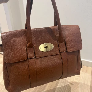Mulberry väska  - Super trendig väska från mulberry, kamel färgad !! Nypris : 15 000. Mycket bra skick 