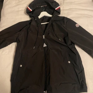 Moncler windbreaker - Äktighetsbevis finns, bra skick, skriv för frågor.