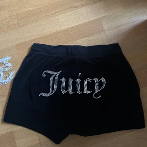Juicy Couture shorts - Säljer dessa Juicy shorts då den inte är min stil längre. De har tyvärr tappat några diamanter på baksidan💕
