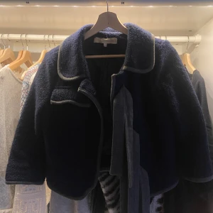 Trekvartsärmad kappa - Supersnygg kappa, 3/4 långa ärmar, köpt second hand. Mycket bra skick, kommer inte till användning.