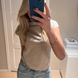 Topp  - Säljer denna topp från Lindex då den inte kommer till användning, ny skick 