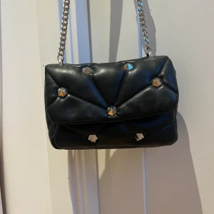 Väska med nitar  - En jätte fin Zara väska med nitar i super bra skick 😊