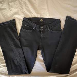Svarta lee jeans som är lågmidjade och bootcut. Står ingen storlek men säljer pågrund av att de börjar bli för små för mig. Kan skicka exakta mått. Lite slitna längst ner så kan skicka fler bilder på det💞