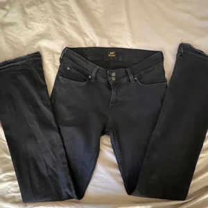 Lågmidjade bootcutjeans - Svarta lee jeans som är lågmidjade och bootcut. Står ingen storlek men säljer pågrund av att de börjar bli för små för mig. Kan skicka exakta mått. Lite slitna längst ner så kan skicka fler bilder på det💞