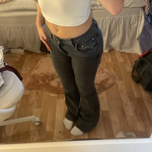 Lågmidjade bootcut jeans  - Gråa jeans från Gina sitter så fint verkligen. Är lite för långa för mig som är 159cm