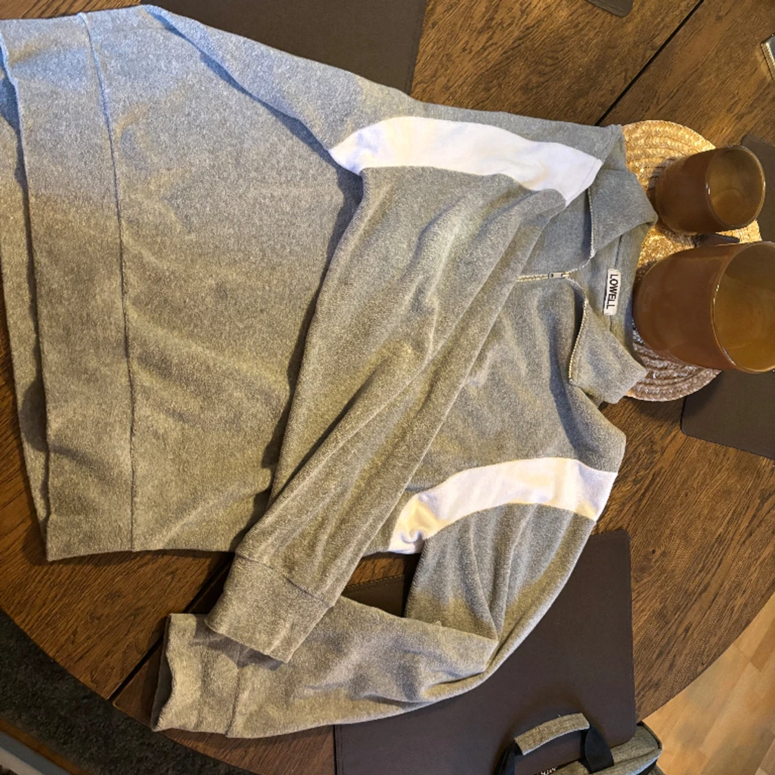 Helt ny! Grå/vit mönsterad zip tröja - 90