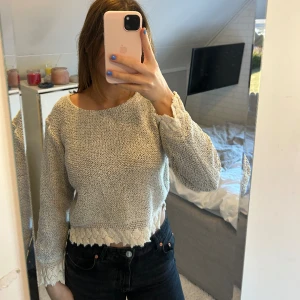 Stickad tröja - Grå och vit tröja i storlek S