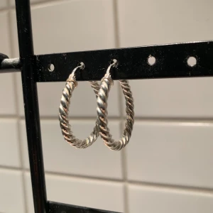 Örhängen Safira - Oanvända twisted hoops från Safira i sterling silver. Nypris 499kr 