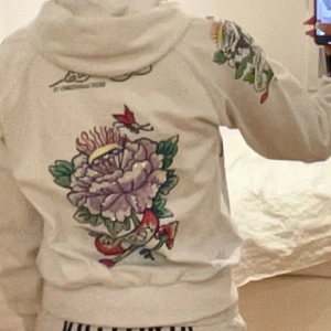 edhardy kofta - jättefin!! i bra skick inget eller sönder eller något men man ser att den är använd💗 inga diamanter är av💗 pris kan diskuteras💋