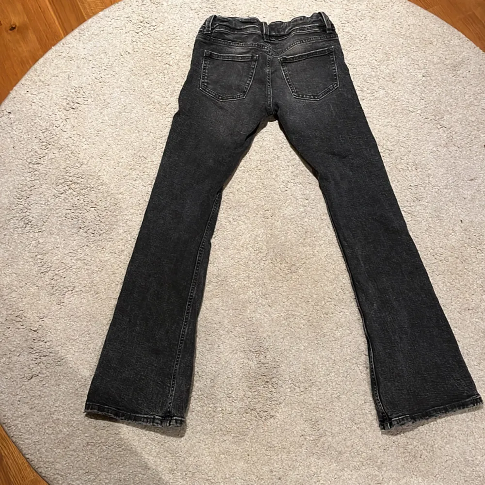 Bootcut low west jeans💘Jag har tvättat dem ca 8 gånger och Jag växte ut dom för snabbt. De är slutsålt på ginas hemsida just nu så passa på🥰🥰. Jeans & Byxor.