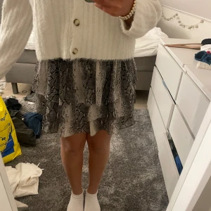 Volangkjol - Volangkjol i zebramönster 