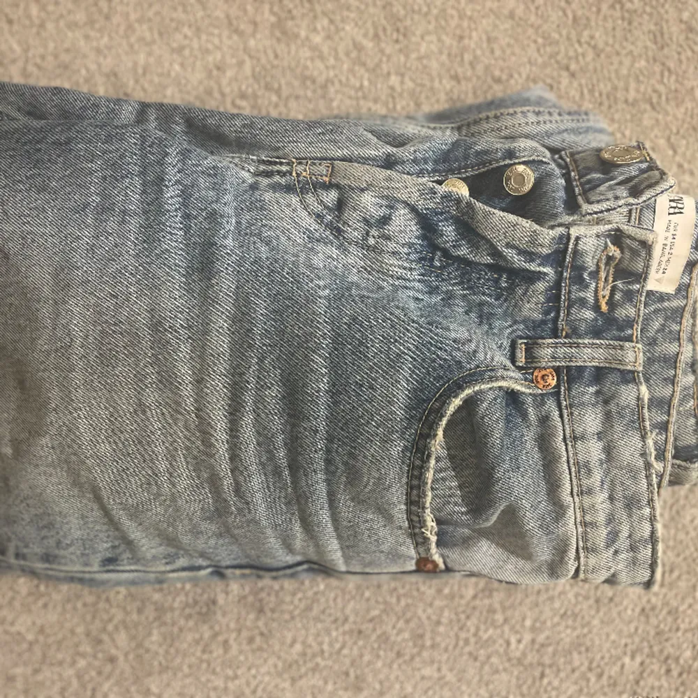 Säljer mina zara mid waist straight jeans, använda 1 gång då dem är för stora💗. Jeans & Byxor.