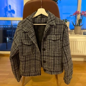 Jacka - Snygg vårjacka i fint mönster, något kortare modell som slutar precis där höften börjar! Mycket fint skick! 