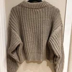 Tjockt stickad tröja - Stickad tröja i khaki.
