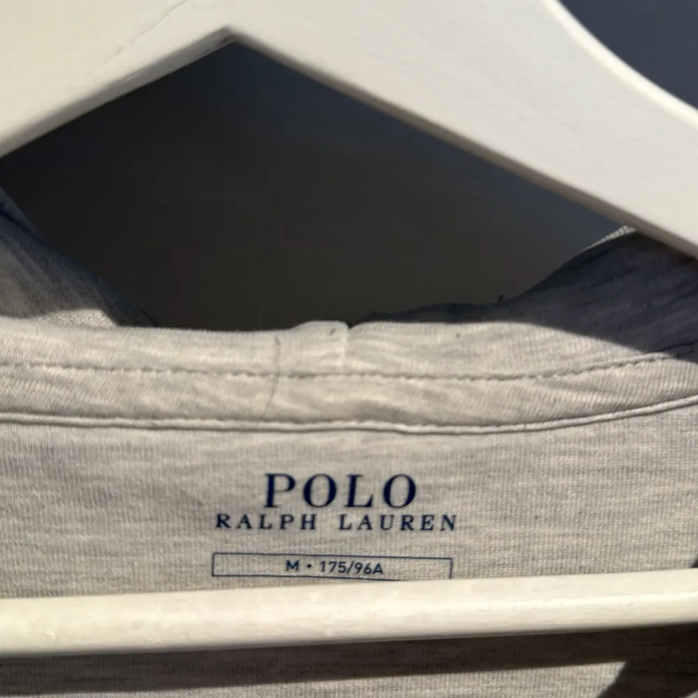 En grå polo Ralph fluoren zip hoodie  Knappt använd  Ny pris 2000 Skick 9/10. Hoodies.