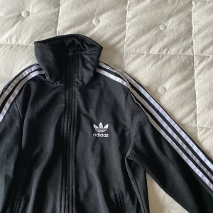 Adidaströja med dragkedja - Äkta väl besparad adidas tröja. Storlek S passar även XS