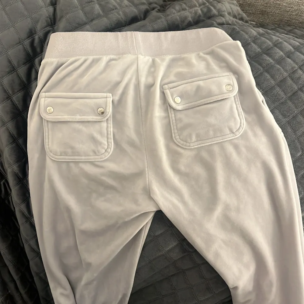 Ljuslila Juicy byxor i storlek S, nästan helt nya. Jeans & Byxor.