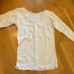 vit spetströja - superfin vit spetströja tror det är storlek s. super stretchig