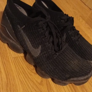 Nike vapormax  - Nike vapormax i färgen svart. Pris går att diskutera vid snabba affärer 