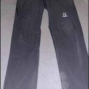 Haglöfs byxor - Har haft dom i ungefär 1 år köptes på xxl för 1200kr. Inga skador, har använt bara under sommaren. Dom är i storlek S sitter perfekt på mig som väger ungefär 55kg och är 171cm Kan gå ner i pris vid snabb affär  Modellen heter Gabro