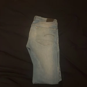 G star Raw Jeans - Jag säljer nu dessa tvär snygga G star Jeans då jag har ett annat par likadana. Nypris 1300kr. Mitt pris 500kr