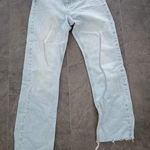Lite anv jeans från Na-kd  Storl 32 Rå kant nedtill