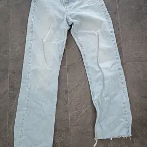 Lite anv jeans från Na-kd  Storl 32 Rå kant nedtill