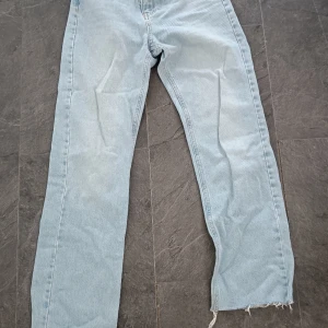 NA-KD jeans 32 ljusa jeans - Lite anv jeans från Na-kd  Storl 32 Rå kant nedtill