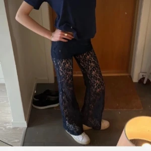 Spetsbyxor  - Mörkblå spetsbyxor, såå snygga!  Säljer minst för 500 då jag verkligen gillar dem