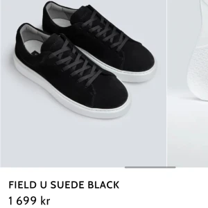 Sneaky Steve sneakers  - Svart-vita sneaky steve sneakers i i mocka, strl 39. Endast använda 1 gång, i nyskick. Nypris 1699kr.  Field u suede black. 
