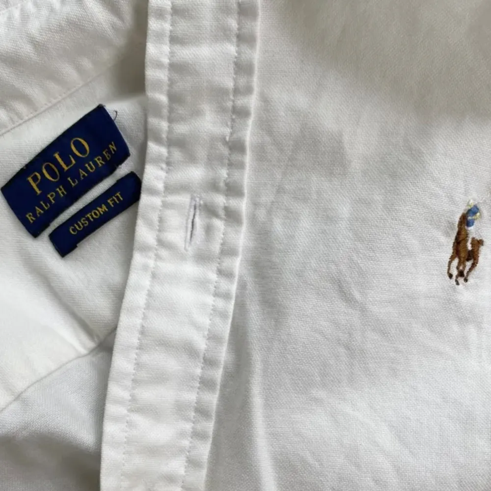 Så elegant Ralph Lauren skjorta, knappt använd. Stl custom Fit, passar alla från XS-M skulle jag säga☺️. Skjortor.