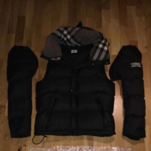Burberry jacka  - Säljer min väns burberry jacka då den inte andvänds längre. Den har andvänds 4 gånger så den är väldigt fräsch skick 9/10 hör av er om ni har frågor eller vill ha mer bilder 