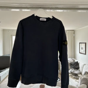 Stone Island crewneck - Säljer denna blås stone island crewneck i storlek S, passar M Tröjan är i bra skick  Köpte tröjan för några år sen på NK Finns att hämta i Bromma