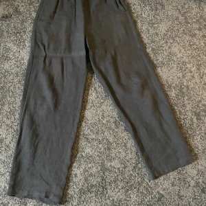 Linnebyxor  - Säljer ett par svarta linnebyxor från Weekday i storlek xs