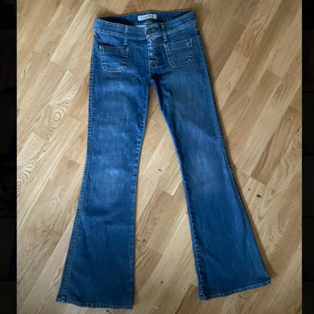Snygga jeans från början av 2000 talet i 70 tals stil! Fint skick, Stretchiga, Strl xs-s  Mått: Midja-73 cm, Stuss(över rumpan)-92 cm, Innerbenslängd-80 cm. Kan mötas upp i centrala stockholm💞. Jeans & Byxor.