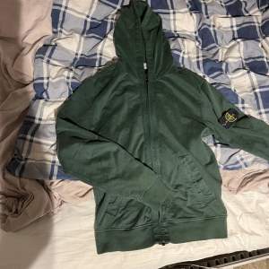 Mörk grön stone hoodie zip. Använd 2-3 ggr. Bra skick. Den är äkta 👍