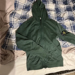 Stone island hoodie - Mörk grön stone hoodie zip. Använd 2-3 ggr. Bra skick. Den är äkta 👍