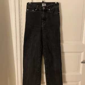 Svarta jeans! - Medelhöga!