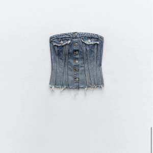 Säljer denna super snygga jeans toppen från zara pga att den är för liten. Pris kan diskuteras. 